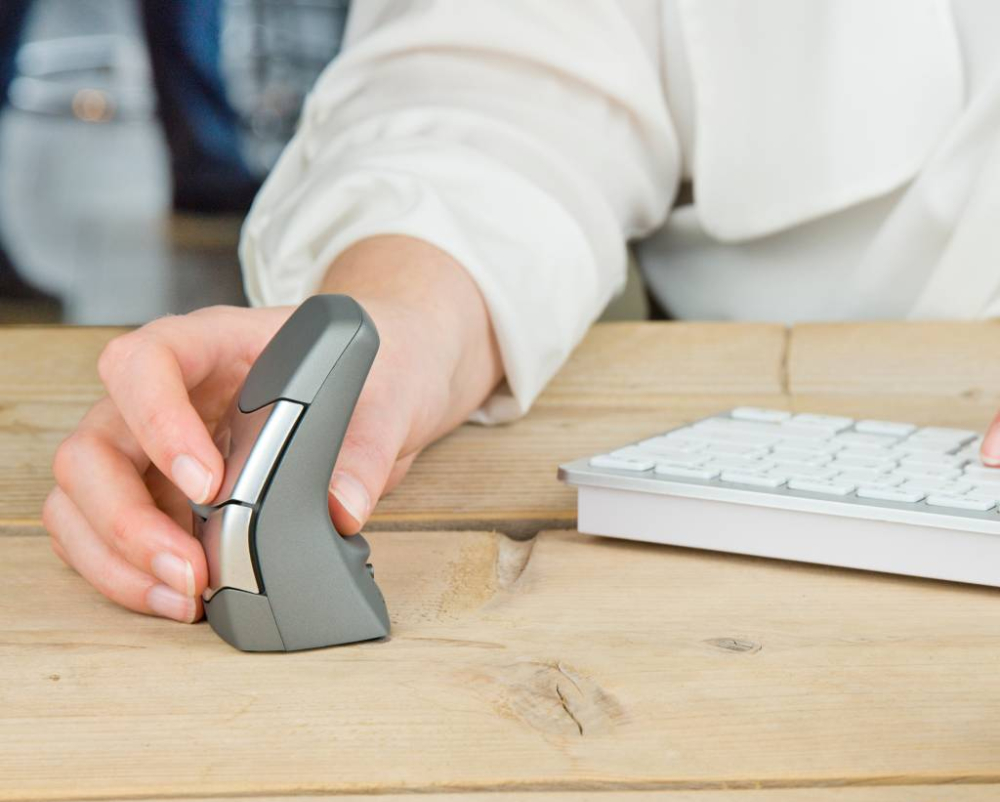 DXT ergonomische muis in gebruik door vrouw die aan het werk is