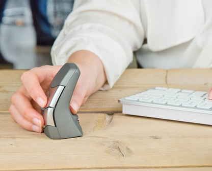 DXT ergonomische muis in gebruik door vrouw die aan het werk is