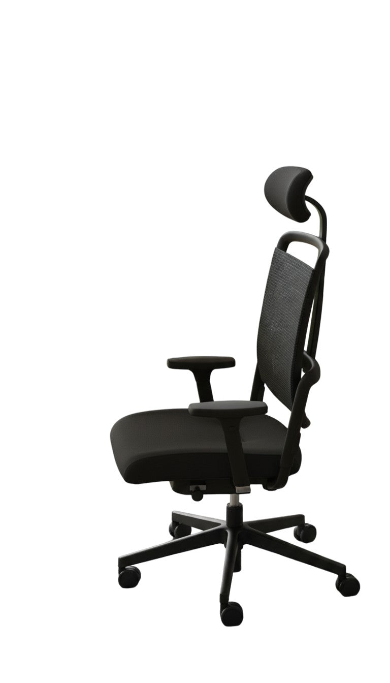 zwarte bureaustoel xenum mesh zijkant met witte achtergrond