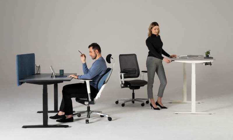 afbeelding waarbij te zien is hoe man en vrouw aan het werk is vanuit Xenium Mesh bureaustoel Nowy Styl