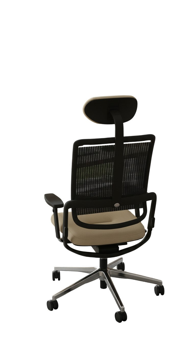xenium mesh bureaustoel beige achterkant met witte achtergrond