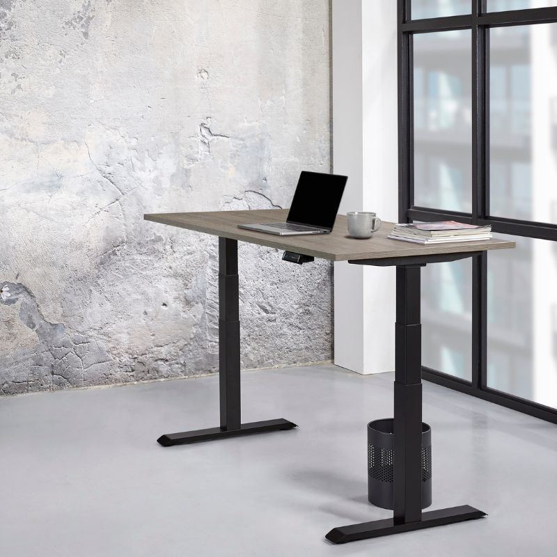 zit-sta bureau met laptop en stapel tijdschriften