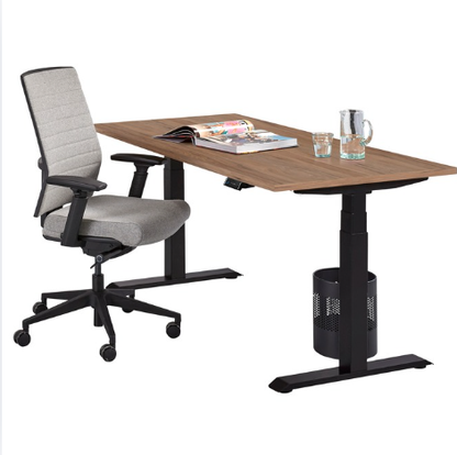 zit-sta bureau met bureaustoel, tijdschrift en glas water