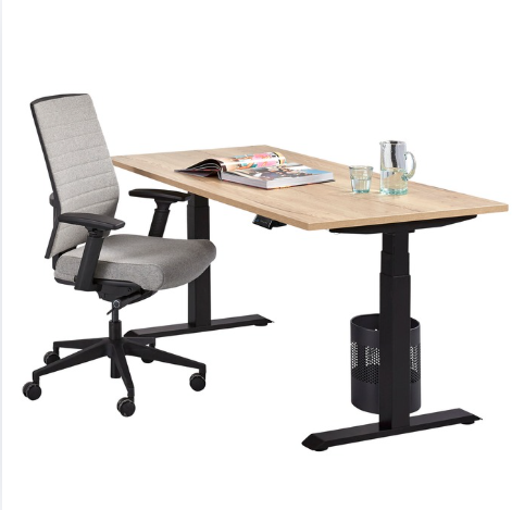 zit-sta bureau met bureaustoel, tijdschrift en glas water
