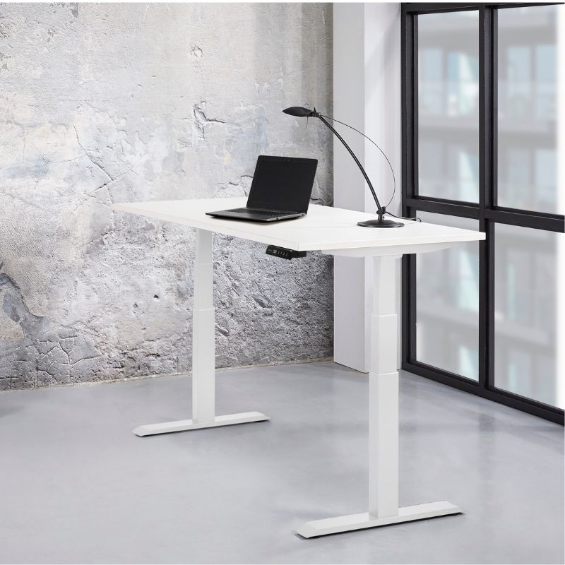 zit-sta bureau met laptop en lampje
